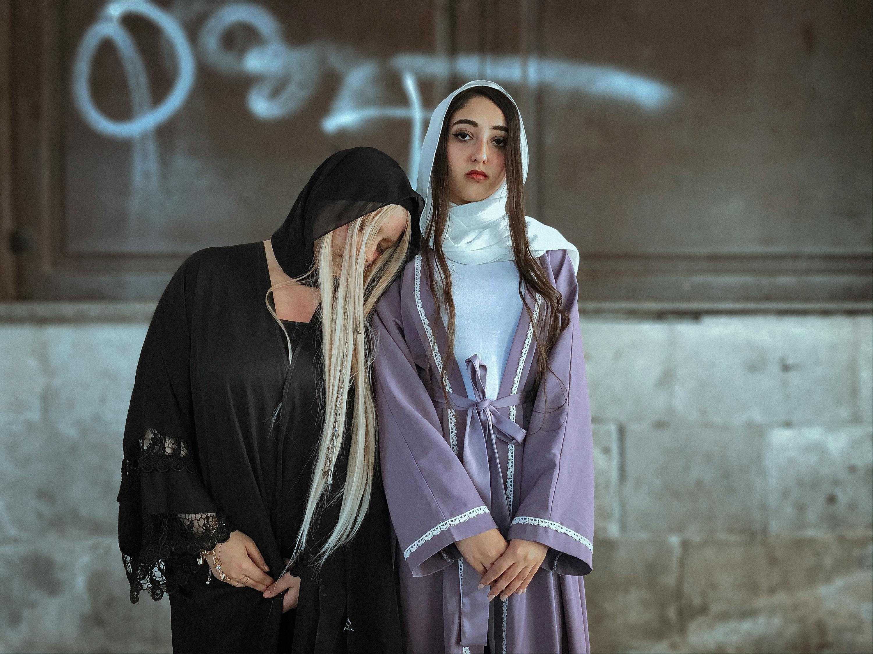 最新视角下的美人持刀独特魅力