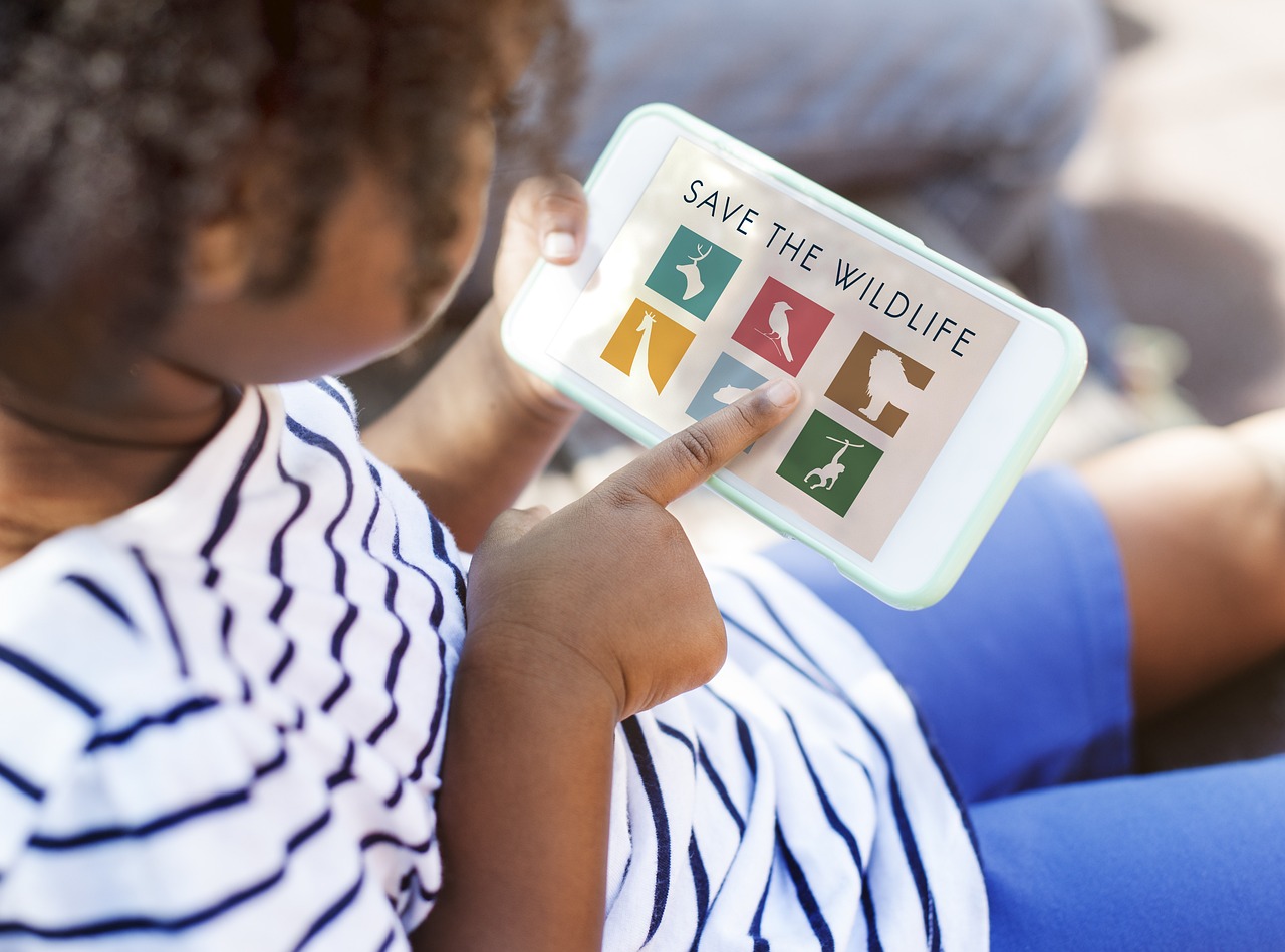 最新小孩坠楼事件,社会关注与预防措施的紧迫性提醒